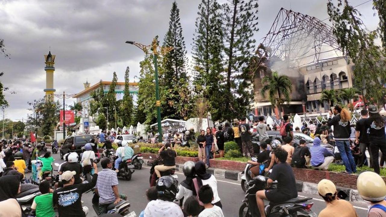 Trivia: Ribuan Warga Padati Jalan Udayana, Saksikan Sisa Kebakaran Kantor DPRD NTB Terbakar Saat Aksi Massa
