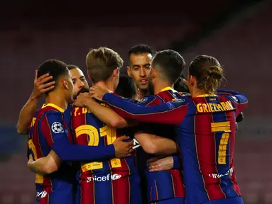 Pemain Barcelona Lionel Messi merayakan bersama rekan satu timnya usai mencetak gol ke gawang Dynamo Kyiv pada pertandingan Grup G Liga Champions di Camp Nou, Barcelona, Spanyol, Rabu (4/11/2020). Barcelona menang 2-1. (AP Photo/Joan Monfort)