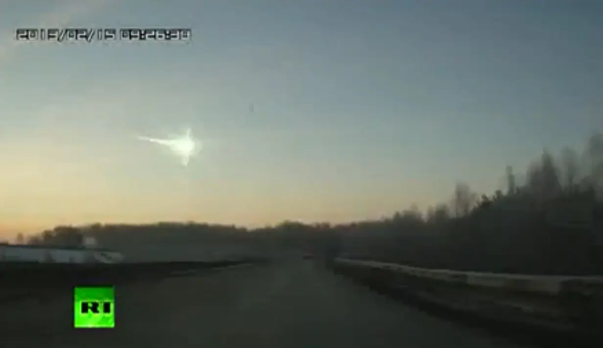Seorang pengendara mobil berhasil mengabadikan jatuhnya meteor yang telah diunggah ke Youtube dan telah dilihat oleh jutaan orang (Livescine.com).