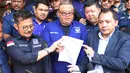 Kuasa Hukum Partai Nasdem, Herman Taslim (tengah) menunjukkan surat tanda bukti lapor di Polda Metro Jaya, Senin (17/9). Partai Nasdem melaporkan Rizal Ramli atas dugaan pencemaran nama baik dan fitnah. (Liputan6.com/Helmi Fithriansyah)