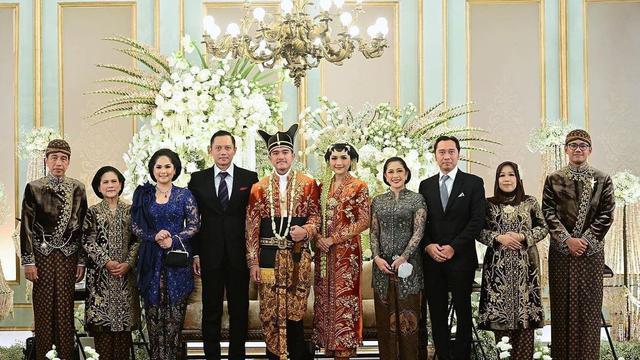 AHY berfoto dengan Kaesang Pangarep dan Erina Gudono di pelaminan. (Foto: Dok. Instagram @agusyudhoyono)