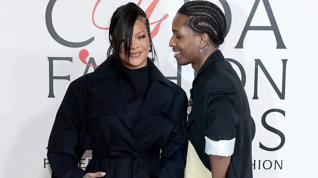 Gaya Postpartum Rihanna Dampingi A$AP Rocky Terima Penghargaan di CFDA 2025