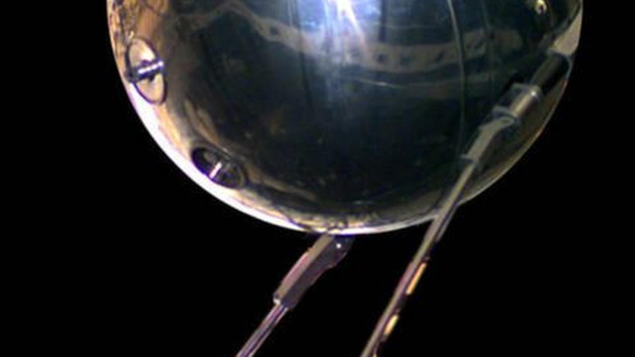 Satelit Pertama