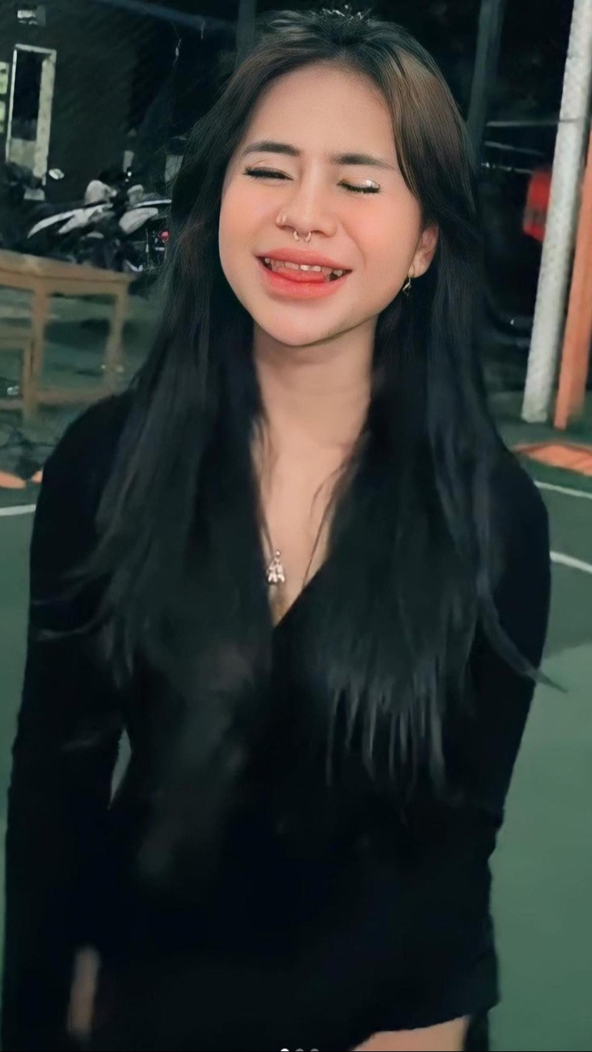 Cimoy juga mencoba menggunakan tindik di hidung agar tampilannya semakin menarik. Rambutnya dibiarkan terurai panjang.