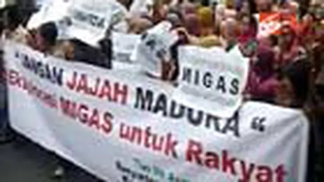 Ratusan warga berunjuk rasa di Gedung DPRD Jawa Timur. Mereka menuntut dana kompensasi rumah mereka yang rusak akibat pengeboran minyak anak perusahaan Petrochina. 