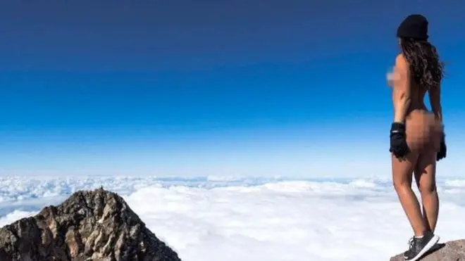 Foto model topless di Gunung Taranaki Selandia baru. (Instagram)