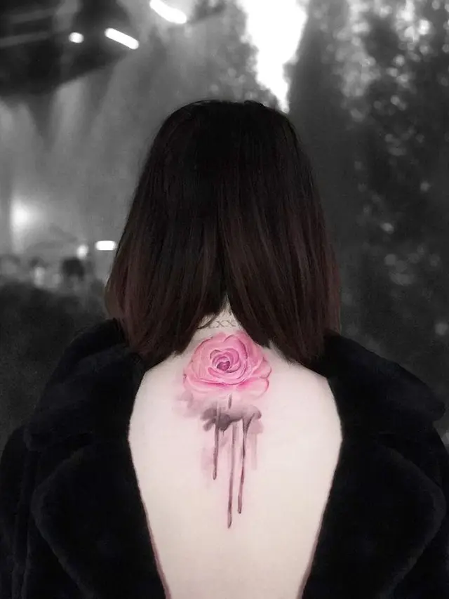 Selena Gomez Punya Tato Baru di Punggung, Kembaran dengan Cara Delevigne