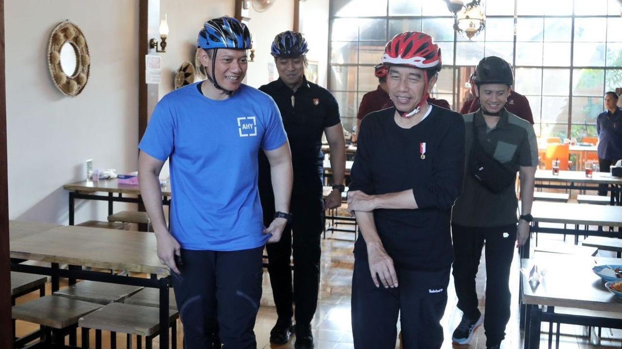 Saat itu, AHY langsung memberikan hormat kepada Presiden, menanyakan kabar dan meminta izin untuk ikut bergabung dengan rombongan Presiden.
