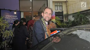 Komisaris HAM PBB, Zeid Ra'ad Al Hussein tersenyum usai melakukan dengan Komnas HAM dan Komnas Perempuan di Jakarta, Senin (5/2). Pertemuan tersebut dilakukan secara tertutup. (Liputan6.com/Herman Zakharia)