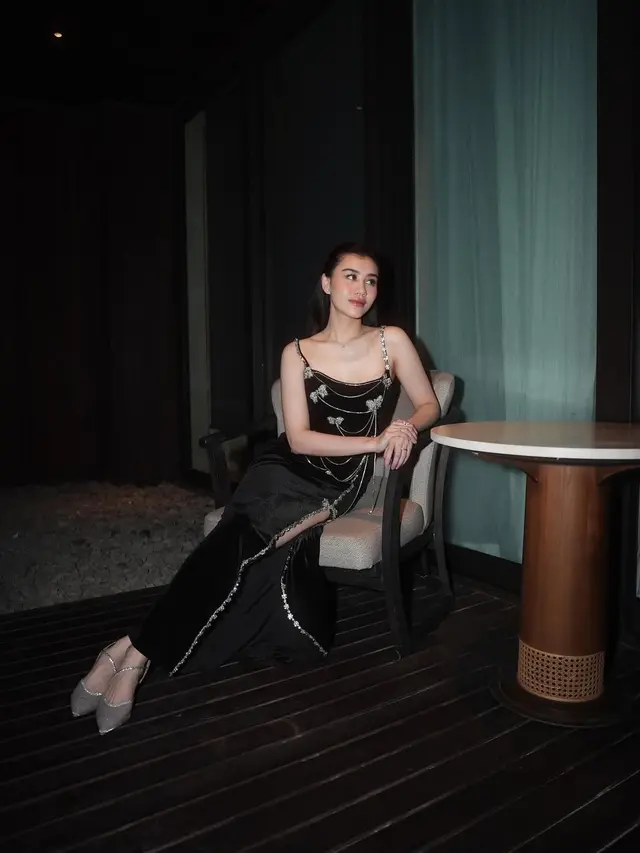 Elegan Serba Hitam, Gaya Aaliyah Massaid di Pernikahan Anak Pemilik Krisna Bali, Makin Mewah dengan Slit Dress dan Tas Rp52 Juta-an