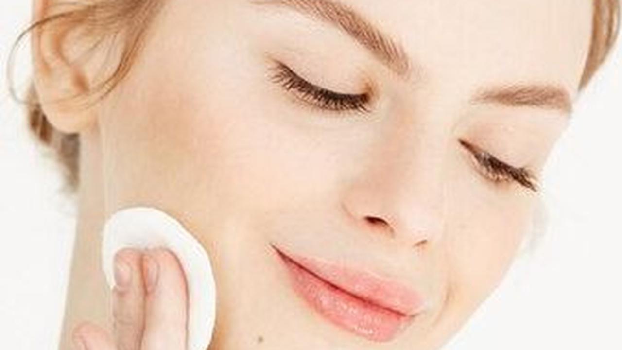 Dengan melakukan itu, Anda dapat menjaga kulit tetap sehat, bersih, dan berkilau. Seperti yang dikatakan oleh Coco Chanel, "Kecantikan dimulai ketika Anda memutuskan untuk menjadi diri sendiri." Jadi, jaga kulit Anda agar selalu terlihat dan merasa baik.