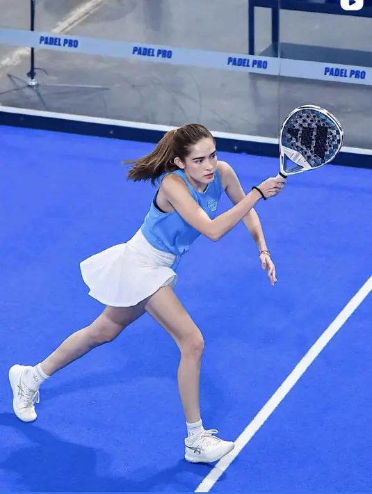 Yasmine Wildblood tampil memikat dengan gaya padel chic. Ia hair dengan nuansa warna yang begitu vibrant. [Foto: Instagram/ Yasmine Wildblood]