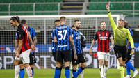 Striker AC Milan, Zlatan Ibrahimovic, mendapat kartu merah saat melawan Inter Milan pada laga perempat final Coppa Italia di Giuseppe Meazza, Selasa (26/1/2021). Inter Milan menang dengan skor 2-1. (AP/Antonio Calanni)