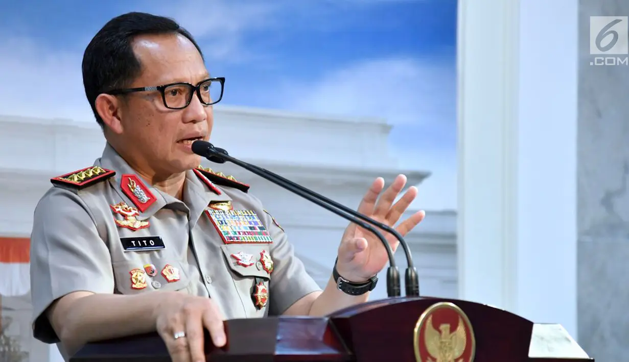 Kapolri Jenderal Tito Karnavian saat memberikan keterangan pers usai pertemuan tertutup dengan Presiden Jokowi terkait kasus penyerangan Novel Baswedan di Istana, Jakarta, Senin (31/7). (Laily Rachev/Biro Pers Setpres)