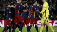 Pemain Barcelona rayakan gol keempat dari Gerard Pique (Reuters/Paul Hanna)