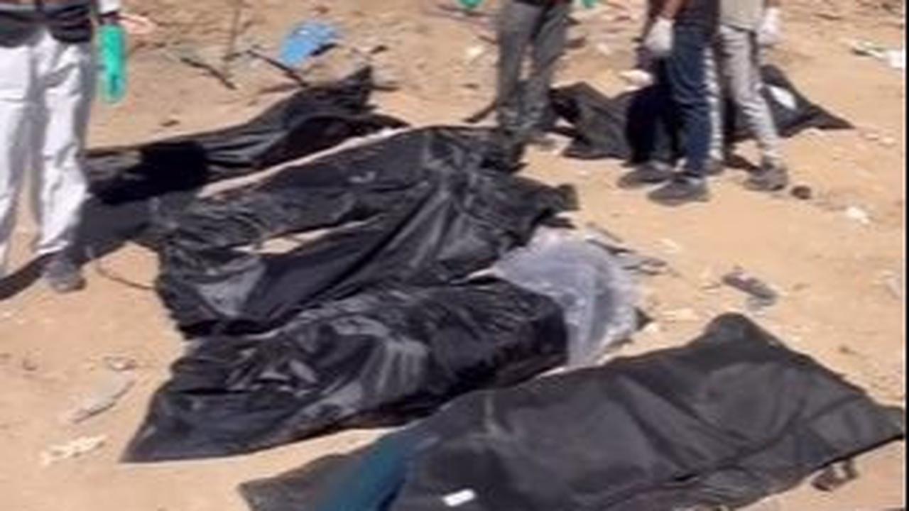 Salah satu gambar menunjukkan beberapa orang bepergian dengan kereta keledai. Dilaporkan juga sekitar 2 juta warga Palestina telah meninggalkan rumah mereka, namun tidak ada penjelasan lebih lanjut.