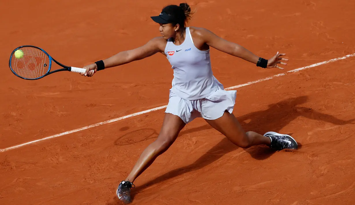 Petenis Jepang Naomi Osaka berusaha mengembalikan bola pukulan petenis Slovakia Anna Karolina Schmiedlova saat bertanding pada babak putaran pertama turnamen tenis Prancis Terbuka di stadion Roland Garros, Paris (28/5/2019). Naomi Osaka menang tiga set, 0-6, 7-6 (7-4), 6-1. (AP Photo/Christophe Ena)