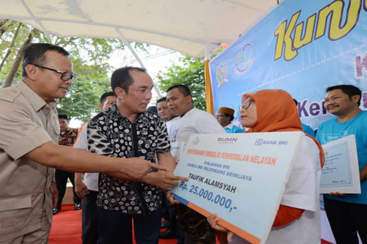 Komisi IV DPR RI juga menyalurkan bantuan kepada para nelayan, berupa bantuan kapal perikanan dan alat penangkap ikan, serta klaim asuransi nelayan dan bantuan permodalan nelayan.