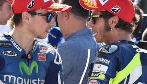 Pebalap Yamaha Movistar, Valentino Rossi, ternyata masih lebih baik ketimbang Jorge Lorenzo pada musim perdana bersama Ducati. (EPA/Ettore Ferrari)