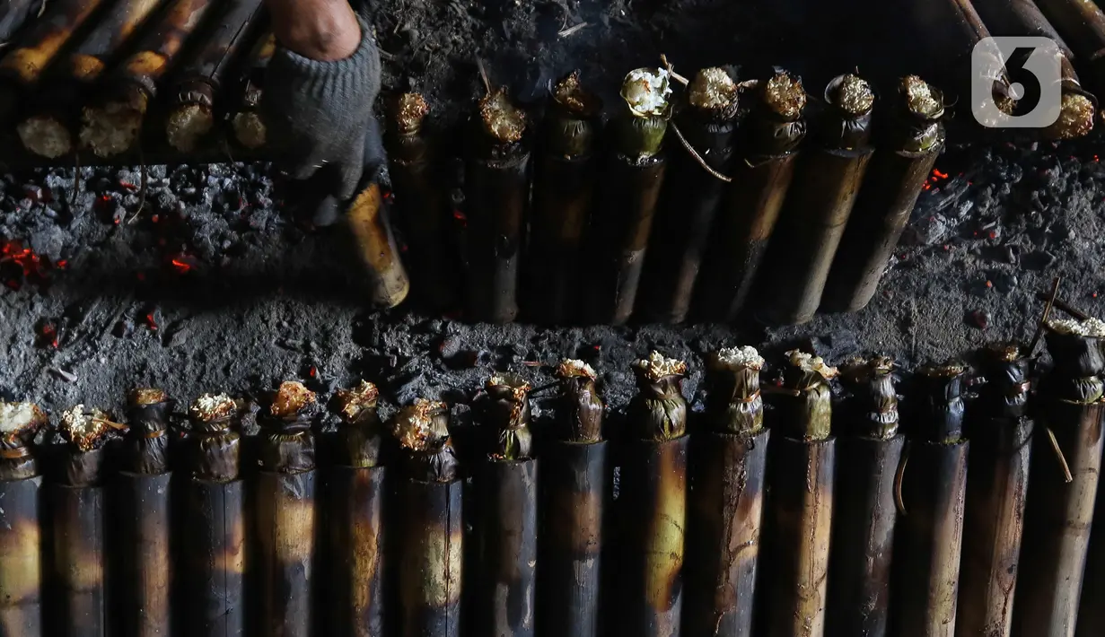 Tidak banyak masyarakat yang mengetahui, kalau omzet pembuat penganan kuliner lemang yang merupakan khas masyakat Melayu, sangat menggiurkan terutama sepanjang bulan Ramadhan. (Liputan6.com/Herman Zakharia)