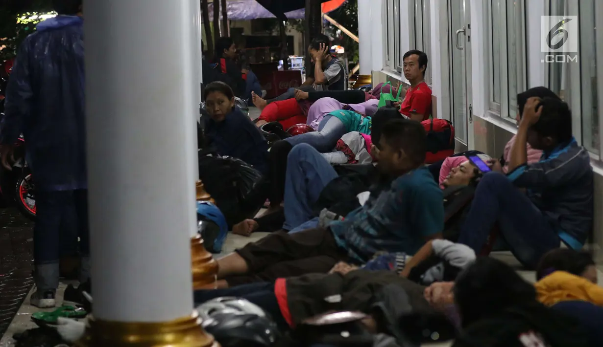 Sejumlah pemudik roda dua beristirahat di halaman masjid saat terjadi hujan di Jalan Pantura Cirebon, Jawa Barat, Jumat, Malam (30/6). (Liputan6.com/Helmi Afandi)
