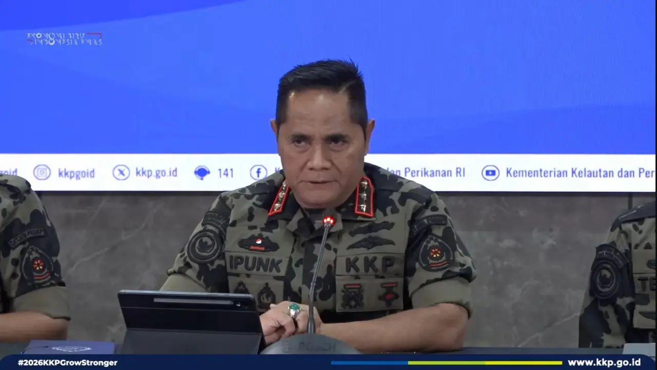 Direktur Jenderal Pengawasan Sumber Daya Kelautan dan Perikanan (PSDKP) KKP, Pung Nugroho Saksono dalam konferensi pers di Kantor KKP, Jakarta, Rabu (15/4/2026).