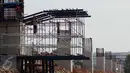 Pekerja menyelesaikan pembangunan proyek jalan tol Bekasi-Cawang-Kampung Melayu (Becakayu) di Kalimalang, Jakarta, Sabtu (27/6). Pengerjaan proyek tersebut dikebut untuk mengantisipasi kemacetan ketika musim mudik. (Liputan6.com/Johan Tallo)