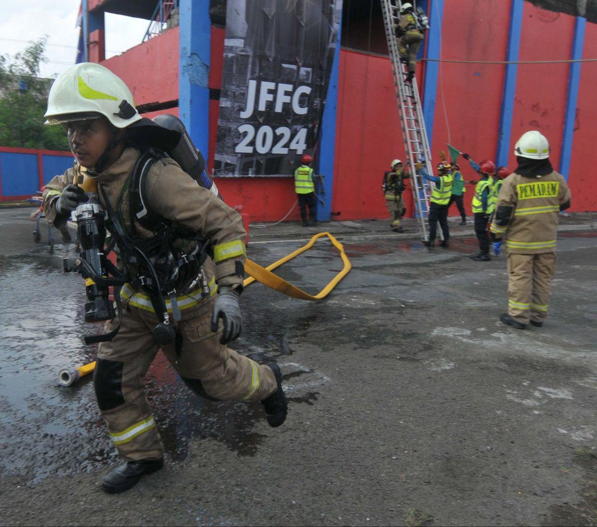 Sejumlah pemadam kebakaran menunjukkan ketangkasannya saat bersaing dalam Jakarta Fire Fighter Challenge 2024 di Pusdiklat Damkar Ciracas, Jakarta, Kamis (27/6/2024). Dalam rangka menyemarakkan HUT ke-497 DKI Jakarta,&nbsp;Dinas Penanggulangan Kebakaran d