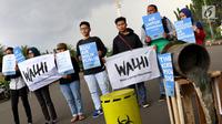 Aktivis Wahana Lingkungan Hidup (Walhi) menggelar aksi terkait Hari Air Sedunia di depan Istana Negara, Jakarta, Kamis (22/3). Walhi meminta pemerintah dan masyarakat lebih memperhatikan dan menjaga ekosistem air. (Liputan6.com/Immanuel Antonius)