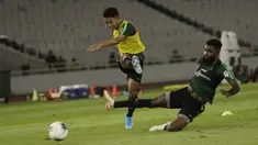 Bek Timnas Indonesia, Yanto Basna, berusaha menghalau tendangan Febri Hariadi, saat latihan jelang laga kualifikasi Piala Dunia di SUGBK, Jakarta, Senin (2/9). Indonesia akan berhadapan dengan Malaysia. (Bola.com/M Iqbal Ichsan)