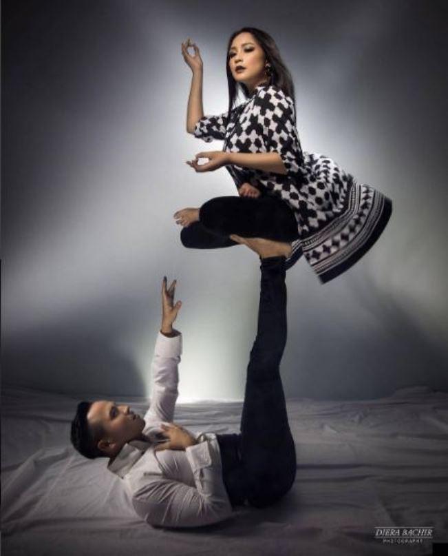 cantik pose gerakan yoga nagita slavina  banjir pujian