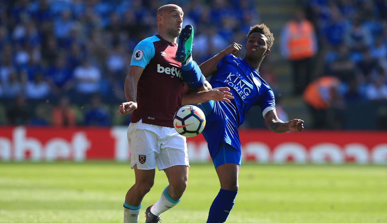 Pemain Leicester City, Demarai Gray (kanan) menghalau bola dari kejaran pemain West Ham,  Pablo Zabaleta pada lanjutan Premier League di King Power Stadium, Leicester, (5/5/2018).  West Ham menang 2-0. (AFP/Lindsey Parnaby)