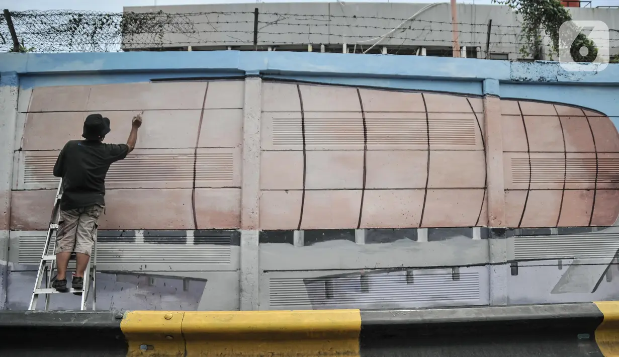 Petugas Penanganan Prasaranan dan Sarana Umum (PPSU) menyelesaikan pembuatan mural di Jalan RE Martadinata, Tanjung Priok, Jakarta Utara, Selasa (24/5/2022). Pembuatan mural di sepanjang Jalan RE Martadinata yang dilakukan oleh petugas PPSU dari 19 kelurahan di Jakarta Utara tersebut dalam rangka menyambut balapan Formula E dan HUT ke-495 Kota Jakarta. (merdeka.com/Iqbal S Nugroho)