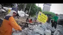 Saluran air yang dangkal dan sering tersumbat sampah menjadi alasan utama Pemda DKI untuk segera memperbaikinya, Jakarta, Senin (11/8/2014) (Liputan6.com/Faizal Fanani)