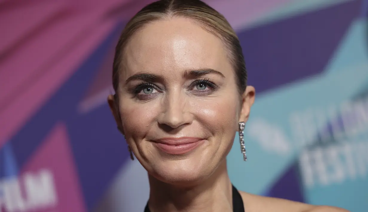 Emily Blunt berpose di depan fotografer saat tiba untuk pemutaran perdana film 'The English' selama Festival Film London 2022 di London, Sabtu, 15 Oktober 2022. Dia memilih palet riasan warna alami untuk memamerkan fitur cantiknya saat menghadiri acara tersebut. (Photo by Vianney Le Caer/Invision/AP)