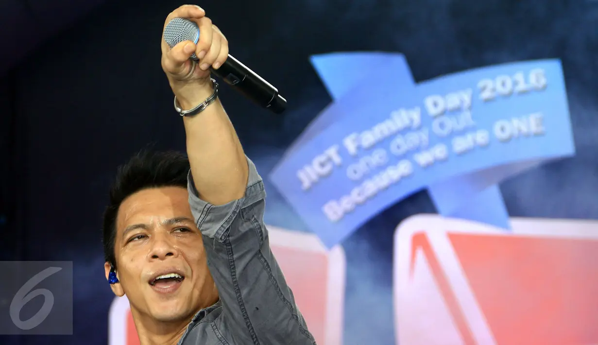 Vokalis grup band Noah, Ariel tampil memukau dalam acara Annual Gathering "JICT Family Day 2016 di Dufan Ancol, Jakarta, Minggu (11/12). Acara yang dihadiri keluarga besar JICT itu mengusung Tema 'We Are One JICT. (Liputan6.com/Herman Zakharia)