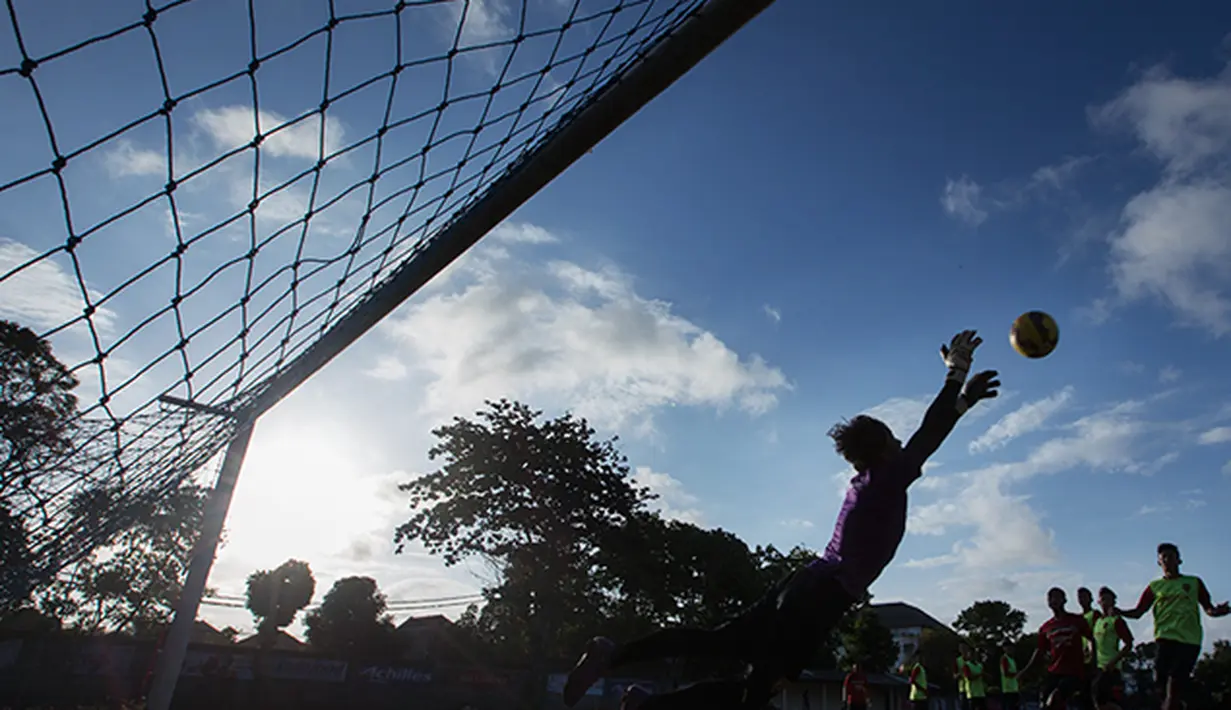 Aksi kiper Bali United, Awan Setho berupaya menahan bola saat latihan terakhir sebelum menghadapi Persija di laga Piala Presiden 2015, Denpasar, Bali, Sabtu (30/8/2015). (Bola.com/Vitalis Yogi Trisna)
