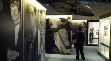 Seorang pengunjung mengunjungi pameran yang didedikasikan untuk James Bond di aula utama Grande Halle de la Villette, Paris, Rabu (13/4). Pameran ini menyajikan lebih dari 500 benda asli yang berkaitan dengan karakter yang terkenal. (PATRICK Kovarik/AFP)