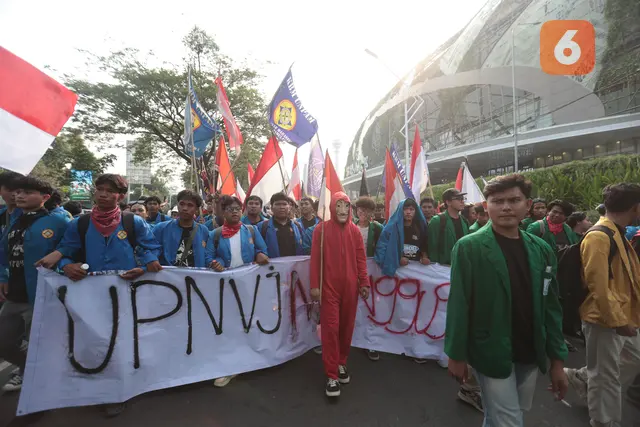Aksi Mahasiswa Menuju DPR Diwarnai Saling Dorong dengan Polisi