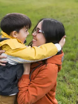 Perasaan khawatir kepada anak sebenarnya wajar karena muncul dari rasa sayang dan keinginan untuk melindungi. (Foto/dok: Freepik)