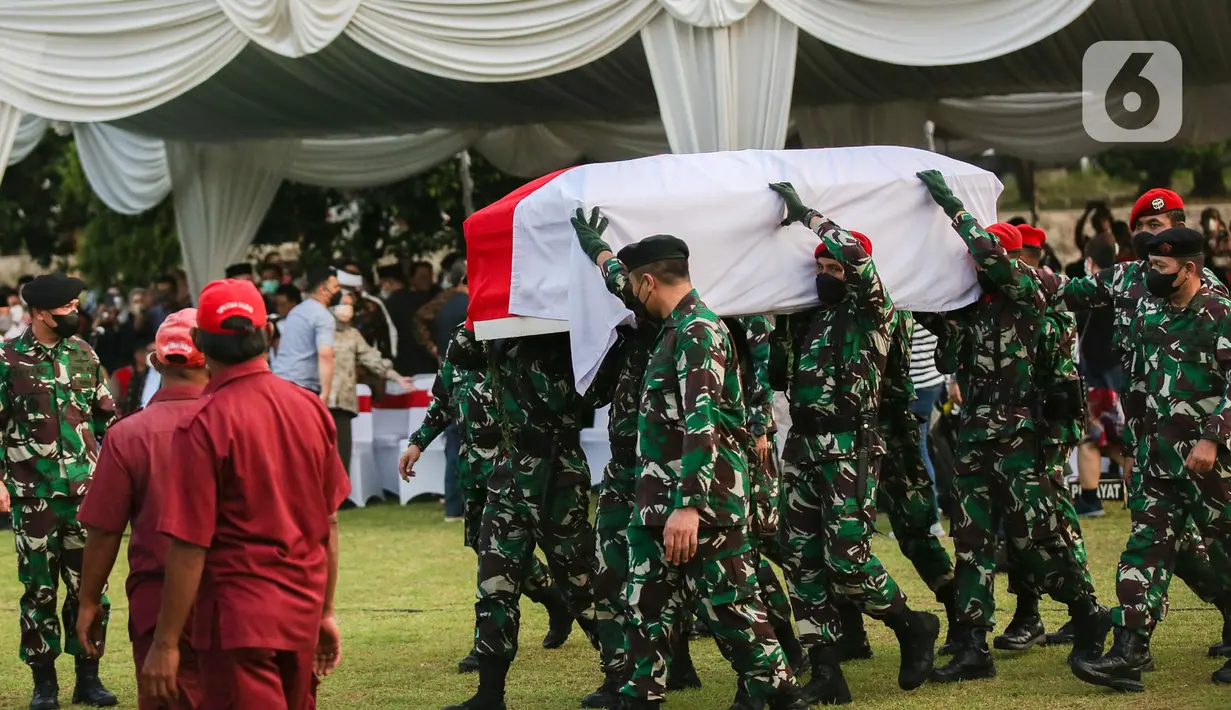 Tentara membawa peti jenazah Menpan RB Tjahjo Kumolo saat prosesi pemakaman di Taman Makam Pahlawan Kalibata, Jakarta, Jumat (1/7/2022). Tjahjo Kumolo meninggal dunia di Rumah Sakit Abdi Waluyo Jakarta Pusat sekitar pukul 11.10 WIB. (Liputan6.com/Faizal Fanani)
