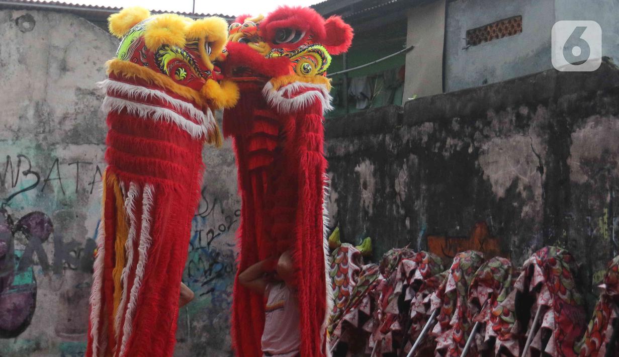 Pemain dari kelompok barongsai Naga Merah Putih Bogor melakukan latihan dengan Barongsai di kawasan Babakan Pasar, Kota Bogor, Jawa Barat, Rabu (11/1/2023). Latihan tersebut  untuk mempersiapkan penampilan menyambut Tahun Baru Imlek. (Liputan6.com/Herman Zakharia)
