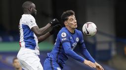 Gelandang Chelsea, Kai Havertz, berebut bola dengan gelandang Crystal Palace, Cheikhou Kouyate, pada laga lanjutan Liga Inggris di Stamford Bridge, Sabtu (3/20/2020) malam WIB. Chelsea menang 4-0 atas Crystal Palace. (AFP/Kirsty Wigglesworth/pool)