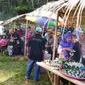 Beragam jajanan Ndeso alias kuliner tradisional di Pasar Sunyalangu bayarnya pakai koin pinus. (Foto: Liputan6.com/Adib untuk Muhamad Ridlo)