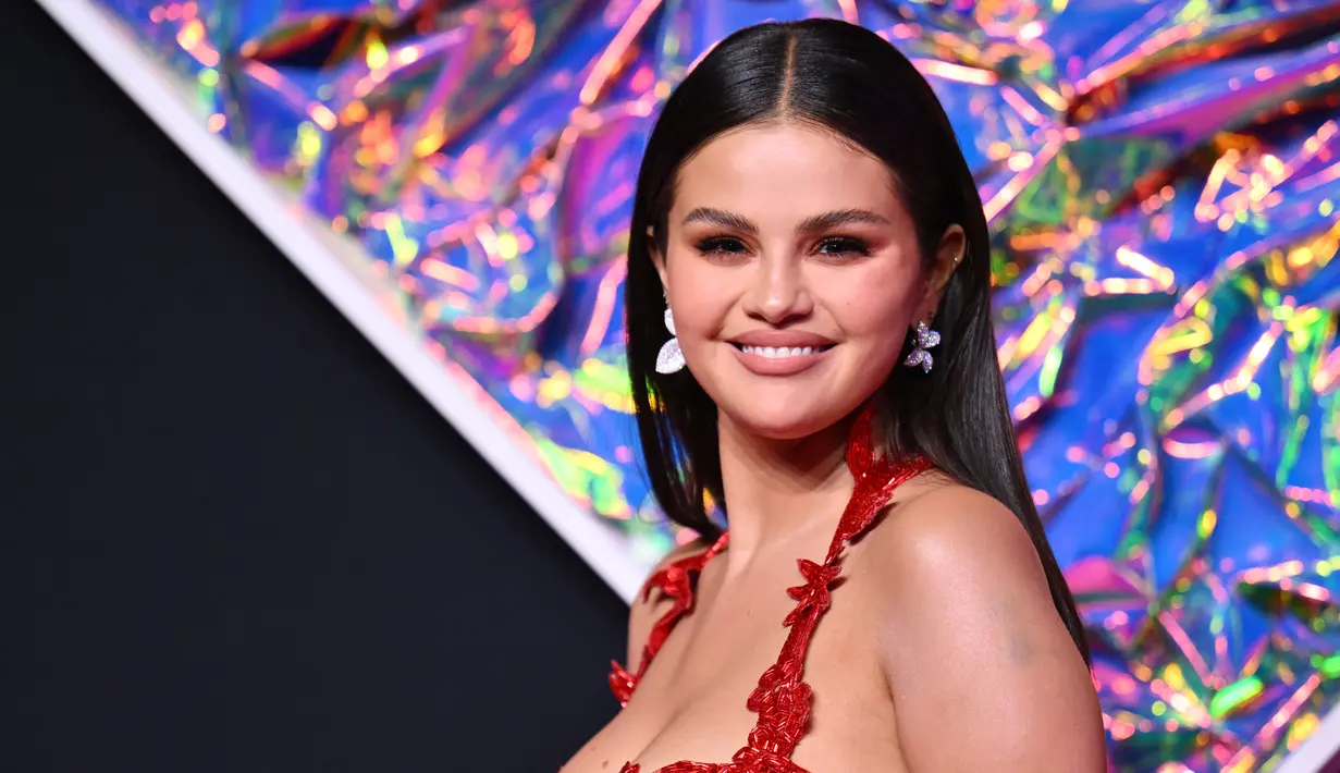 Untuk riasan wajahnya, mantan Justin Bieber ini memilih nuansa nude. (Photo by ANGELA WEISS / AFP)