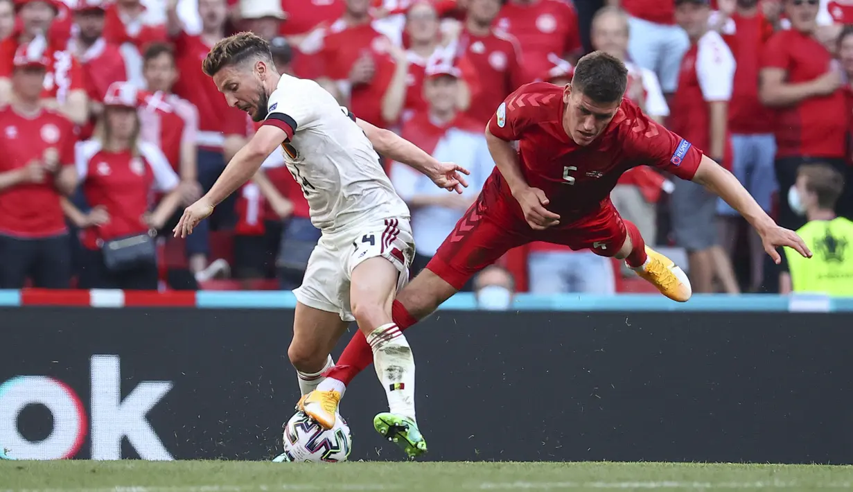 Gelandang timnas Belgia, Dries Mertens bersaing dengan pemain Denmark, Joakim Maehle pada laga Grup B Euro 2020 di Parken Stadium, Kamis (17/6/2021) atau Jumat dini hari. Denmark harus mengakui keunggulan Belgia 1-2 dan terancam tersingkir cepat dari Piala Eropa 2020. (Wolfgang Rattay, Pool via AP)
