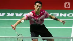 Pebulu tangkis tunggal putra Indonesia Jonatan Christie saat bertanding melawan sesama pebulu tangkis tunggal putra Indonesia Shesar Hiren Rhustaviti pada babak 16 besar turnamen Daihatsu Indonesia Masters 2023 di Istora Senayan, Jakarta, Kamis (26/1/2023). Jonatan Christie menang atas Shesar Hiren Rhustavito dengan skor 21-16 dan 21-15. (Liputan6.com/Herman Zakharia)