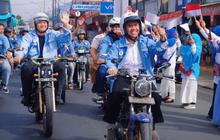 Bergaya Bak 'Dilan', Didik Agus-Gilang Dirga Naik Motor Daftar Pilkada Bandung Barat