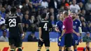 Pemain Leicester City, Marcin Wasilewski (2kanan) menerima kartu merah saat melwan Chelsea pada putaran ketiga Piala Liga Inggris di Stadion King Power, (21/9/2016) dini hari WIB. (Action Images via Reuters/Carl Recine)