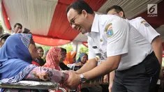 Gubernur DKI Jakarta, Anies Baswedan menyapa warga saat membagikan Kartu Lansia Jakarta (KLJ) di Jakarta Islamic Center, Koja, Rabu (24/4). Penerima KLJ adalah warga ber-KTP DKI berusia di atas 60 tahun dan tidak memiliki penghasilan tetap atau kurang mampu. (merdeka.com/Iqbal S. Nugroho)